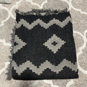 Aritzia black mosaic blanket scarf